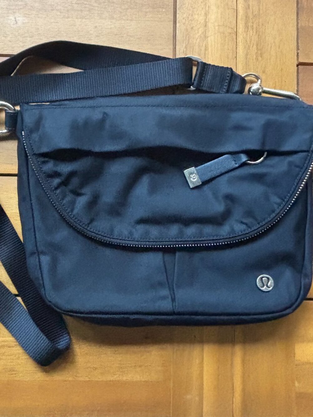 Lululemon All Night Festival bag Athletica 2L black cross-body purse